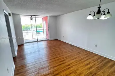 Condo in Miami: photo 1 of 16