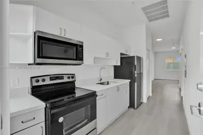 1567 NW 1st St #6, Miami: photo 1 of 12
