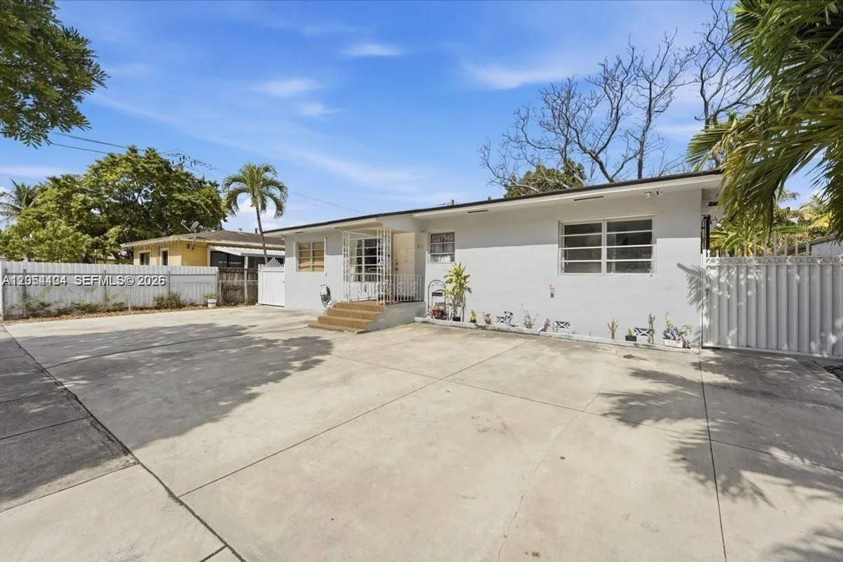 House in Hialeah: photo 1 of 19