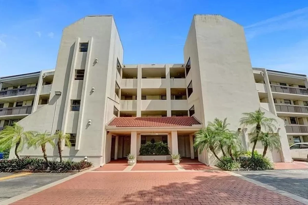 110 Lake Emerald Dr #409, Oakland Park: photo 1 of 15