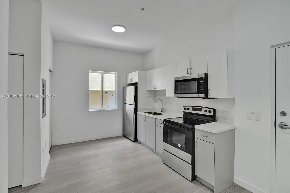 1567 NW 1st St #14, Miami: photo 1 of 17