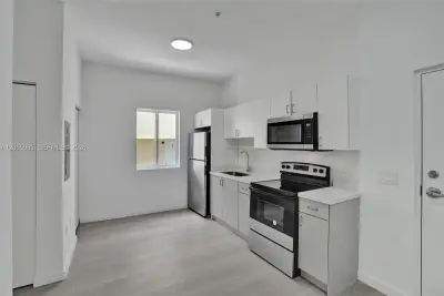 1567 NW 1st St #14, Miami: photo 1 of 17