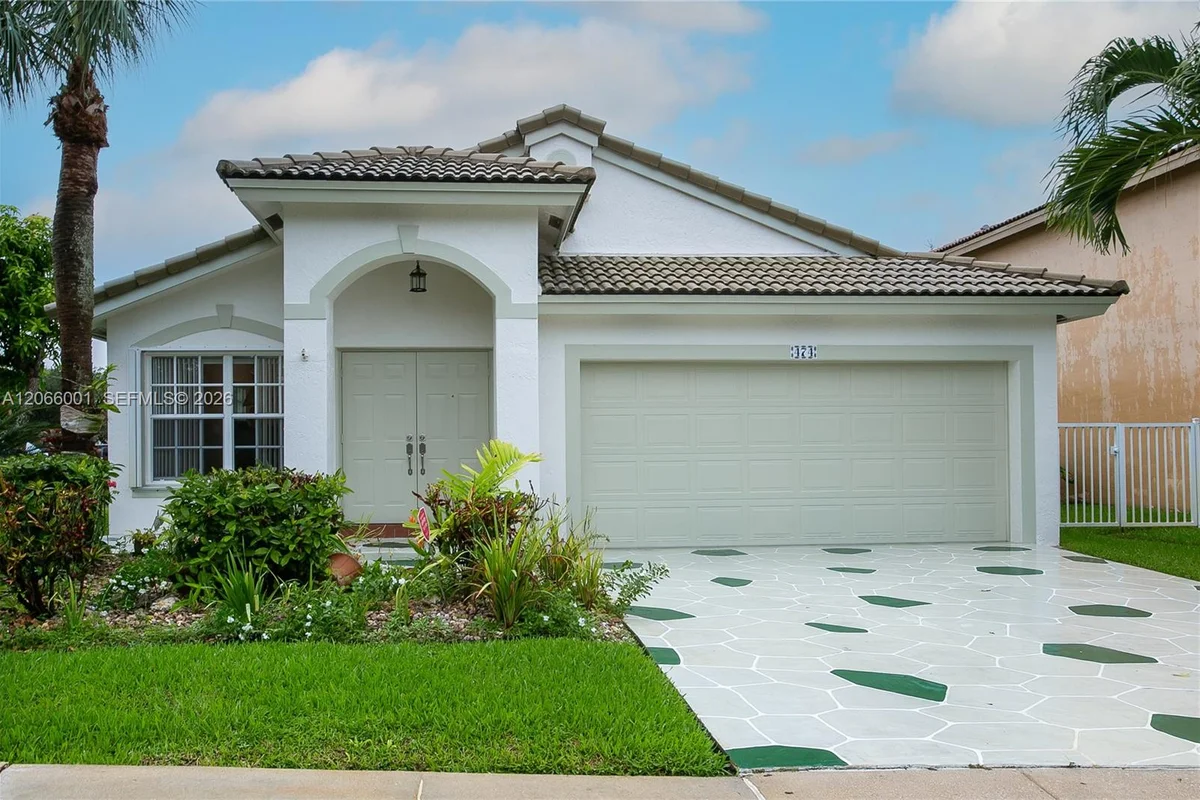 474 SW 205th Ave, Pembroke Pines: photo 1 of 15