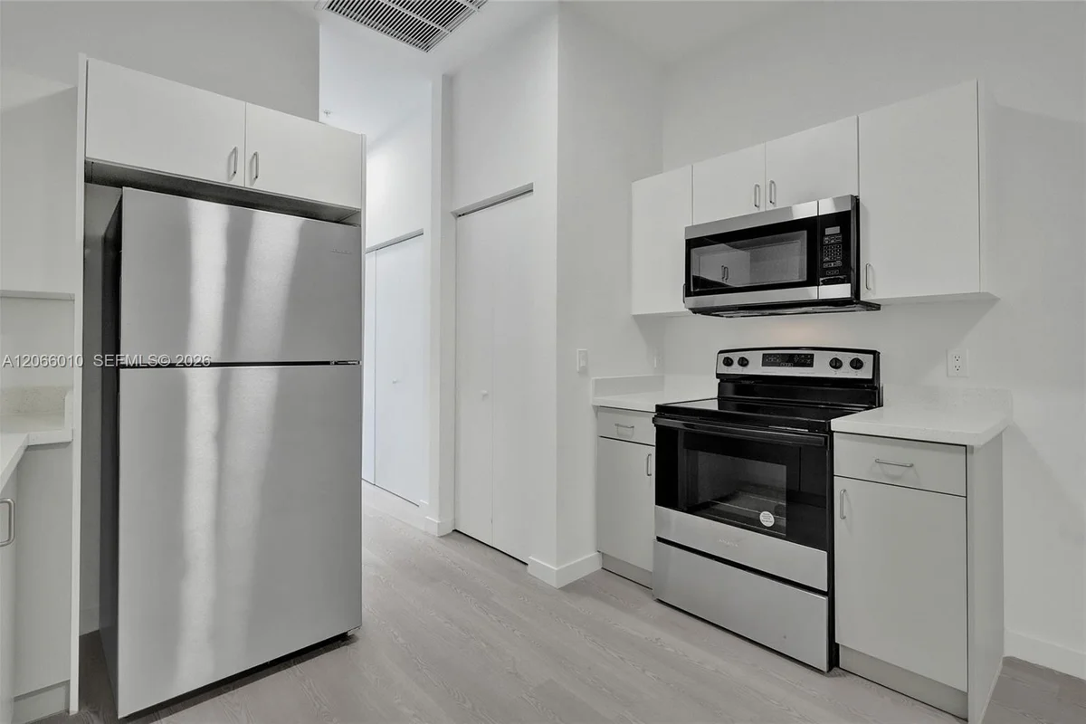1567 NW 1st St #10, Miami: photo 1 of 17