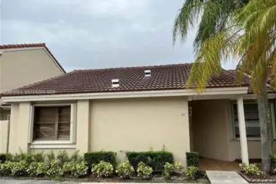 6547 NW 170th Ter, Hialeah: photo 1 of 14
