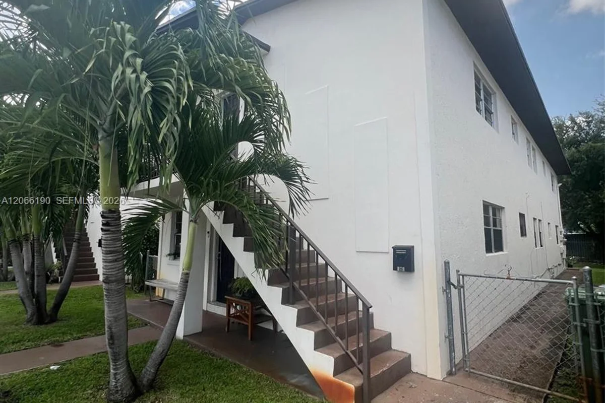 467b E 13th St, Hialeah: photo 1 of 7