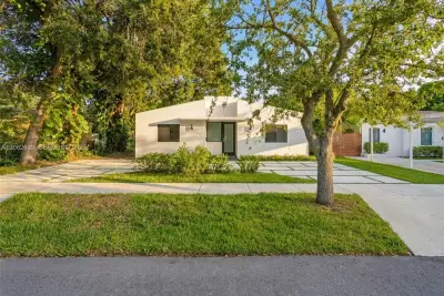 6421 SW 59th Ave, South Miami: photo 1 of 31
