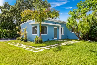 3305 SW 15th St, Fort Lauderdale: photo 1 of 34