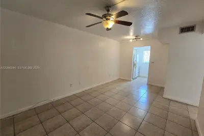 2330 NW 11th St #15, Miami: photo 1 of 15
