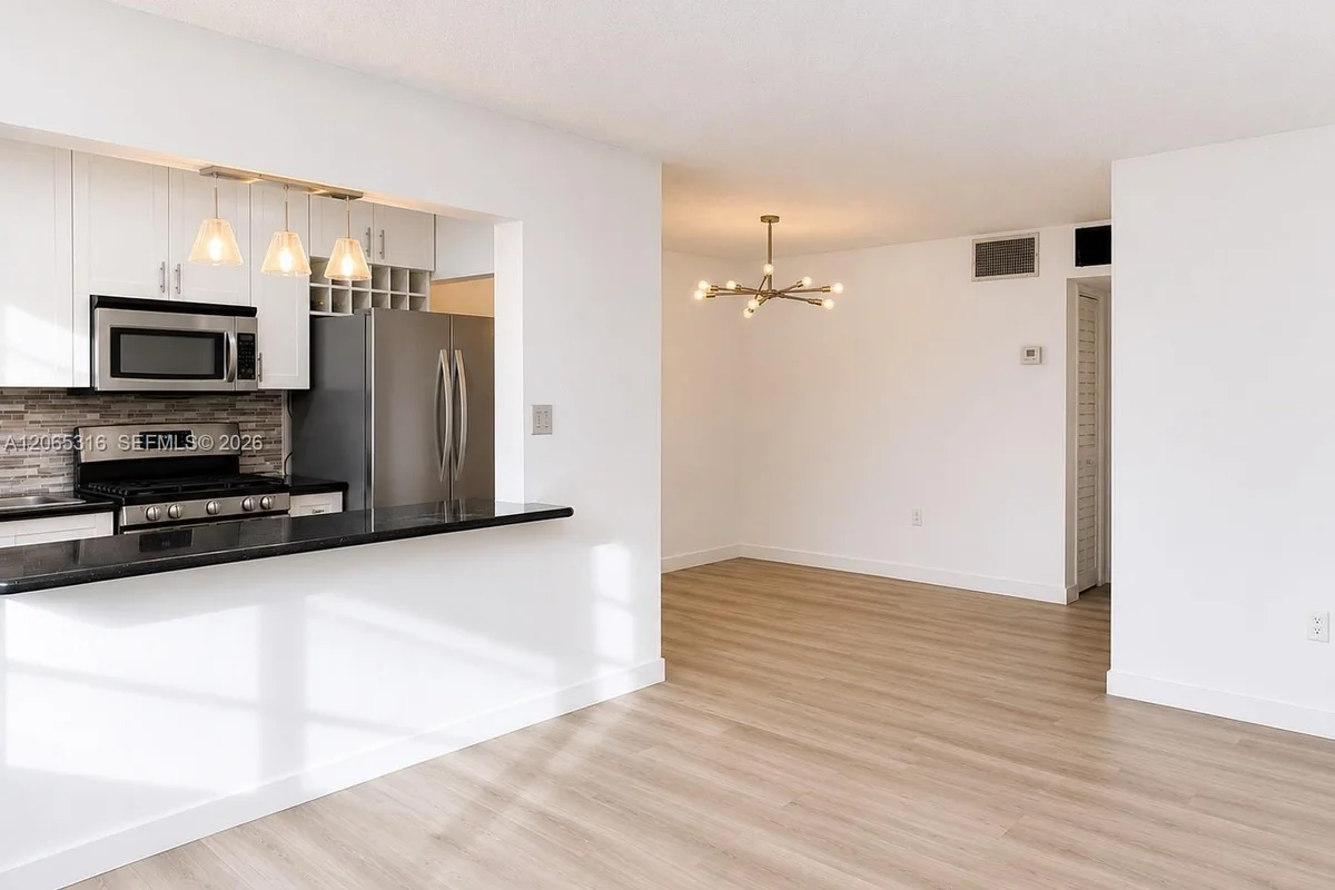 20311 NE 2nd Ave #15, Miami: photo 1 of 19
