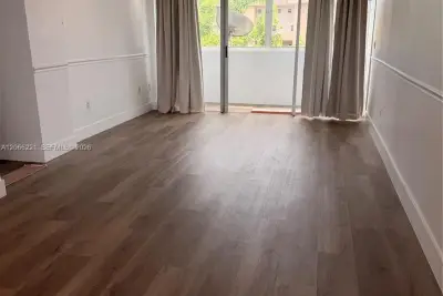 840 NW 87th Ave #406, Miami: photo 1 of 12