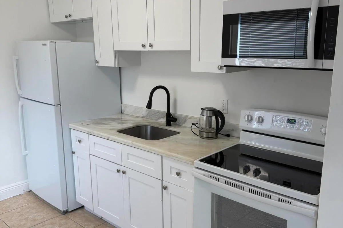 760 NW 4th St #2, Hallandale Beach: photo 1 of 11