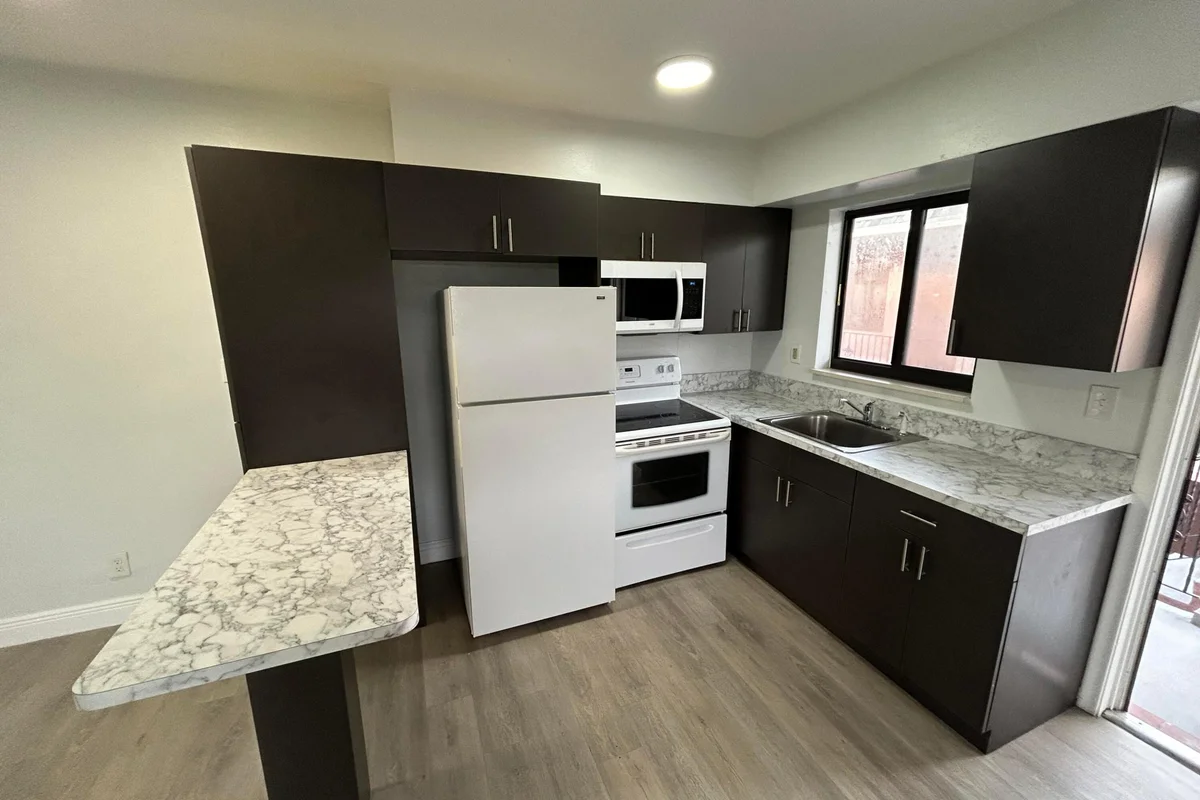 2545 Taft St #205, Hollywood: photo 1 of 8