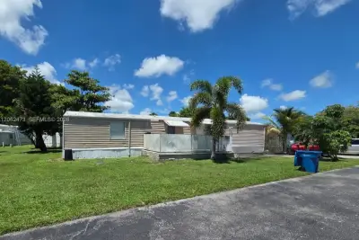 5351 SW 35th St, Davie: photo 1 of 12