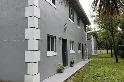 14084 NE 2nd Ave, Miami: photo 1 of 14