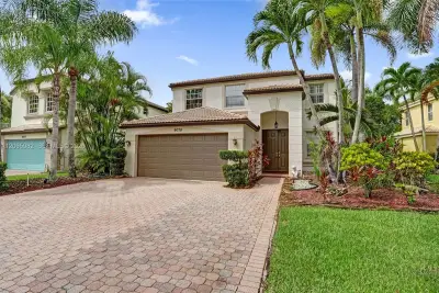 9078 Alexandra Cir, Wellington: photo 1 of 45