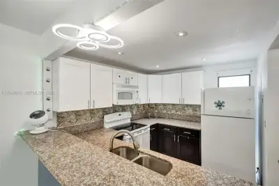 20400 W Country Club Dr #204, Aventura: photo 1 of 16