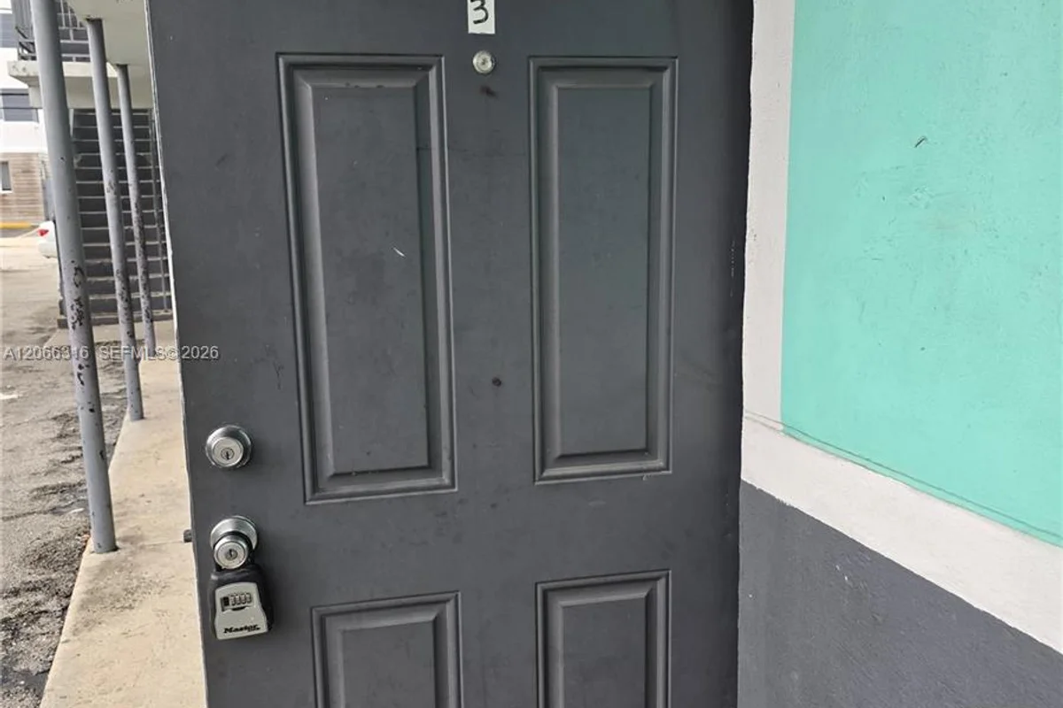 535 NW 7th St #3, Miami: photo 1 of 17
