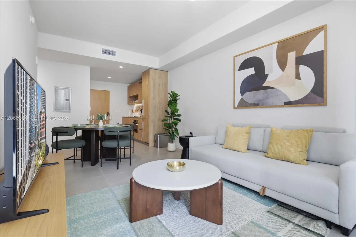 11 NE 6th St #710, Miami: photo 1 of 33