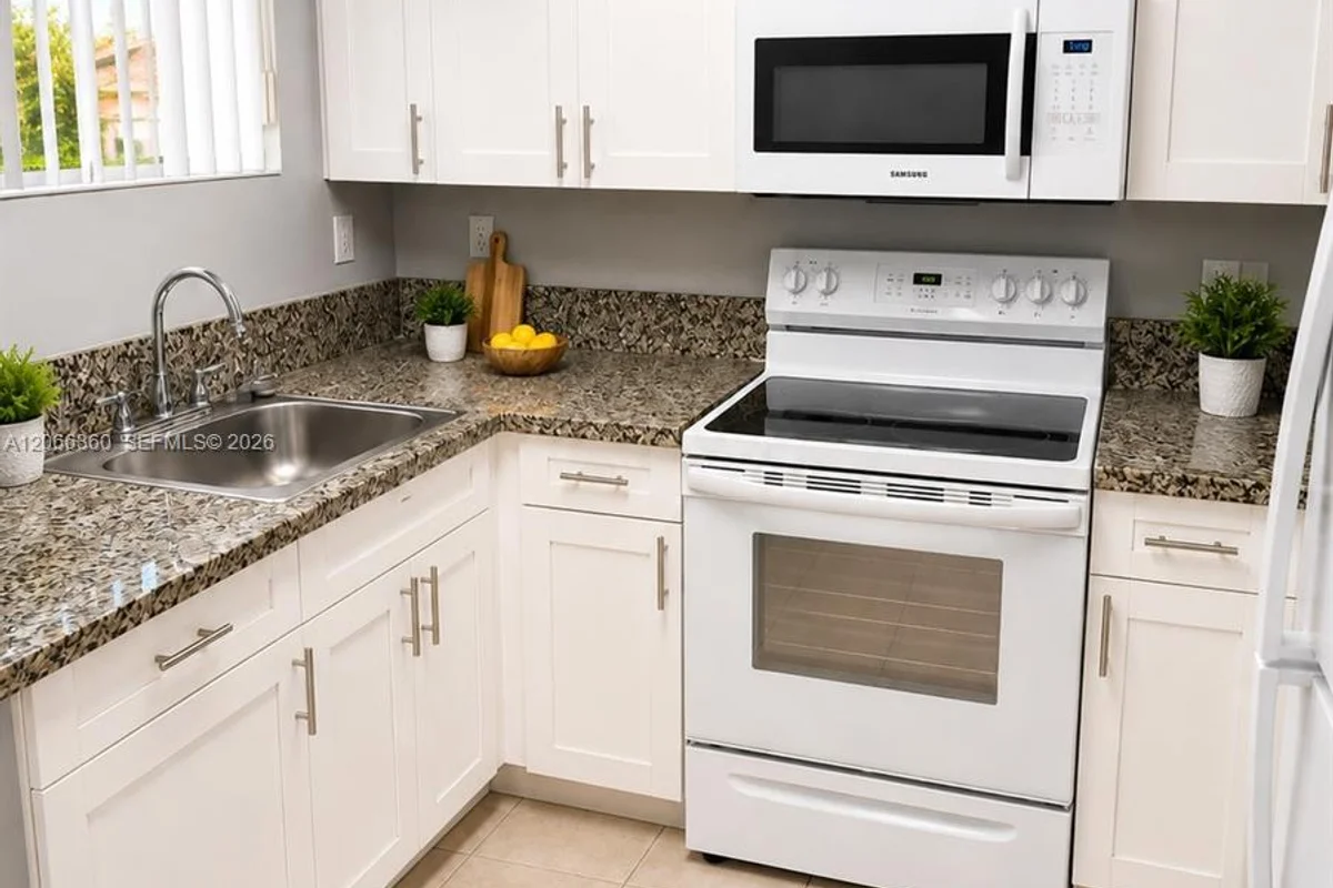 14951 SW 82nd Ln #17-502, Miami: photo 1 of 13