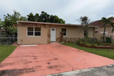 1061 E 20th St, Hialeah: photo 1 of 21