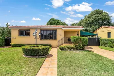 154 W 59th St, Hialeah: photo 1 of 40