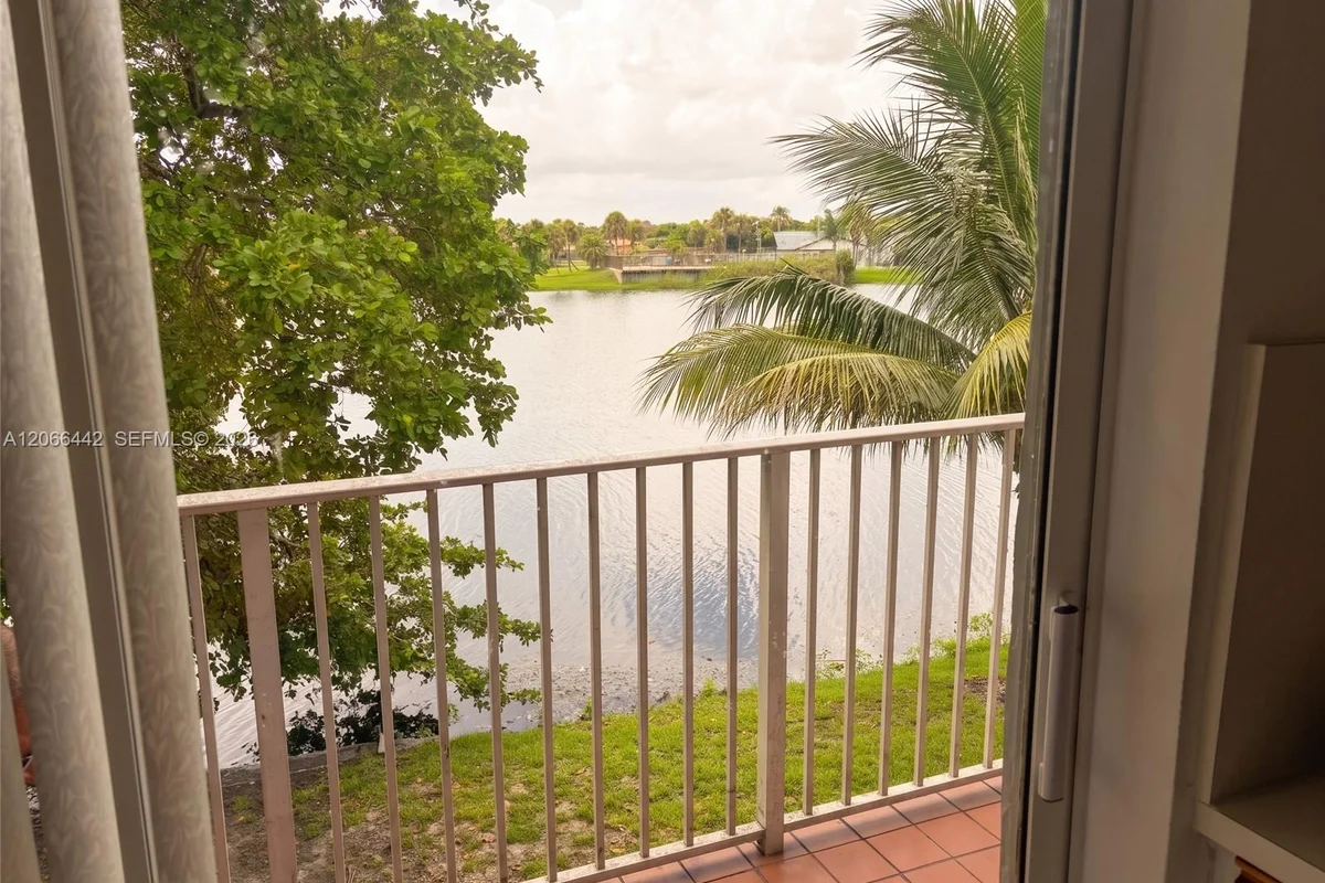 6910 NW 173rd Dr #1008, Hialeah: photo 1 of 19