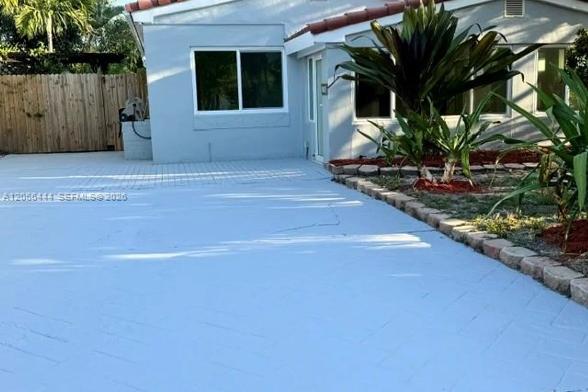 House in North Miami Beach: photo 1 of 22