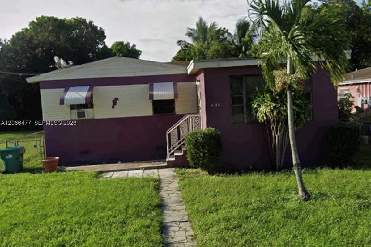 938 NW 110 St, Miami: photo 1 of 2