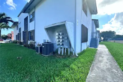 2740 W 63rd Pl #13-25, Hialeah: photo 1 of 12