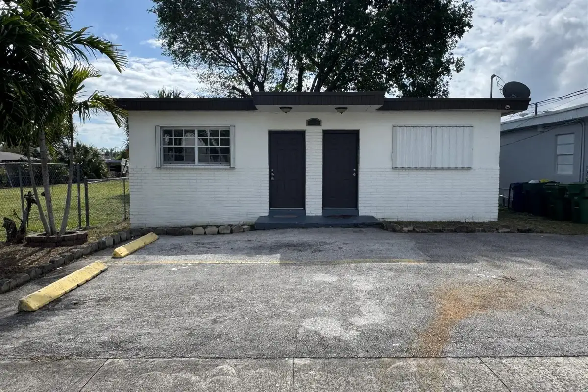 1042 Foster Rd, Hallandale Beach: photo 1 of 11