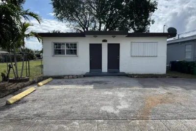 1042 Foster Rd, Hallandale Beach: photo 1 of 11