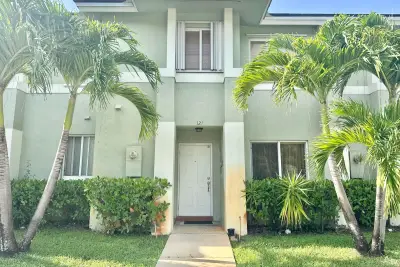 121 Hidden Ct Rd #11-C, Hollywood: photo 1 of 8