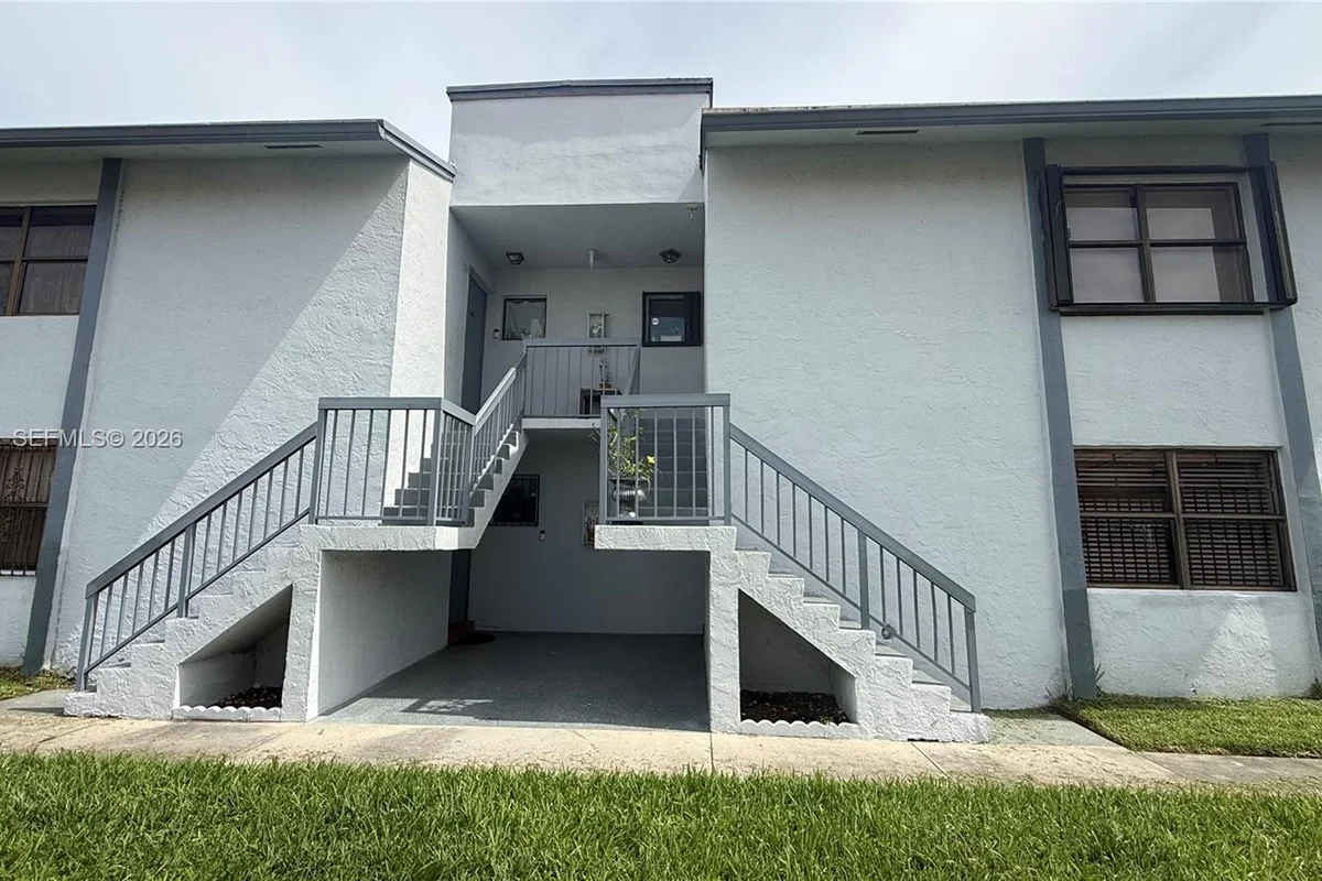 2750 W 63rd Pl #12-24, Hialeah: photo 1 of 17