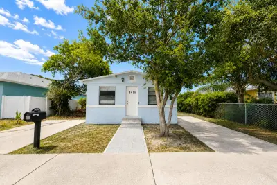 1410 S J St, Lake Worth Beach: photo 1 of 37