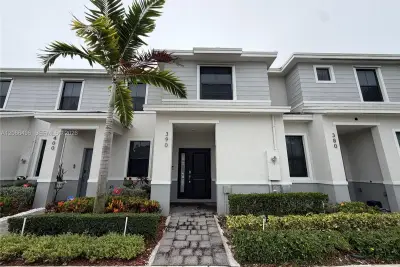 390 NE 12th St, Florida City: photo 1 of 27