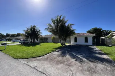499 W Conference Dr, Boca Raton: photo 1 of 27