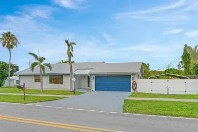 215 SW 8th St, Boynton Beach: photo 1 of 32