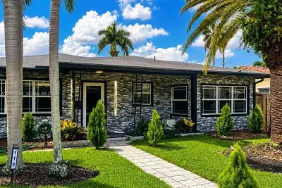 114 NE 2nd Pl, Dania Beach: photo 1 of 14