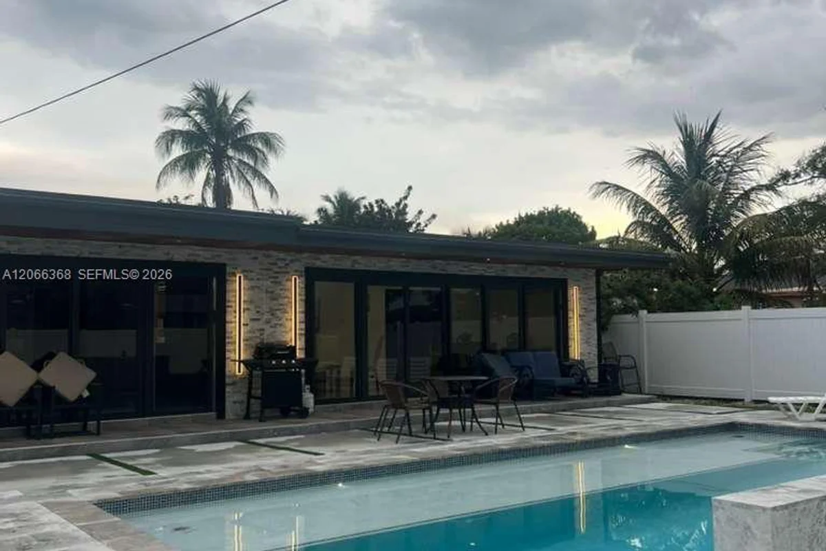 39 SE 7th St, Dania Beach: photo 1 of 15