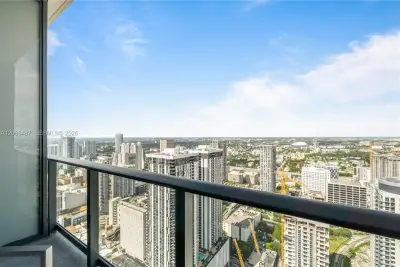 159 NE 6th St #5103, Miami: photo 1 of 24