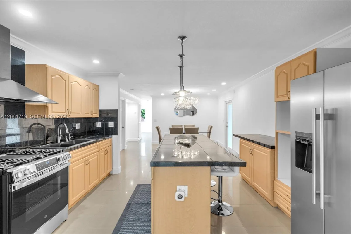 3685 W 9th Ave, Hialeah: photo 1 of 41