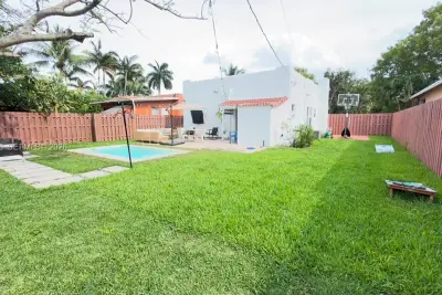 220 SW 5th St, Dania Beach: photo 1 of 47