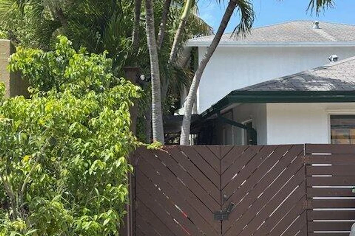 1637 NE 5th St #2, Fort Lauderdale: photo 1 of 16