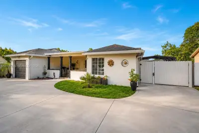19631 NW 57th Pl, Hialeah: photo 1 of 16