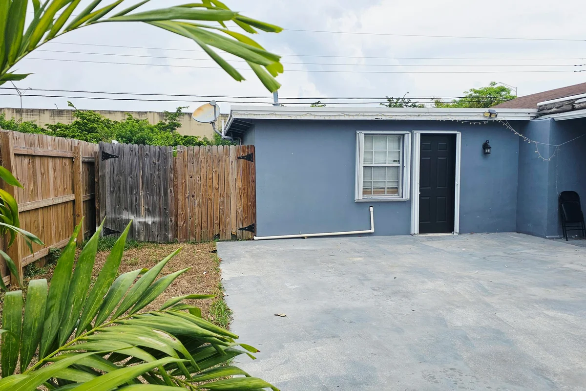 330 N Ware Dr, West Palm Beach: photo 1 of 9