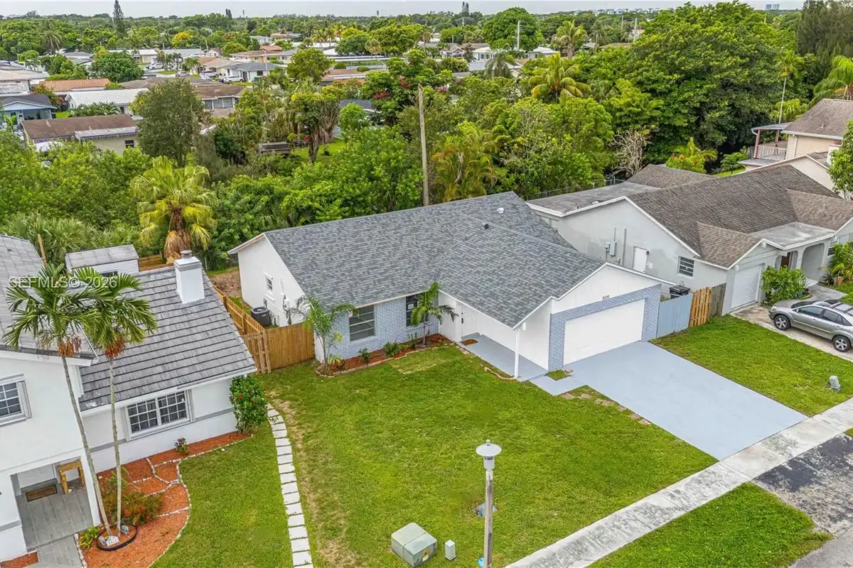 8500 SW 20th St, North Lauderdale: photo 1 of 34