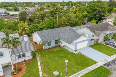 8500 SW 20th St, North Lauderdale: photo 1 of 34