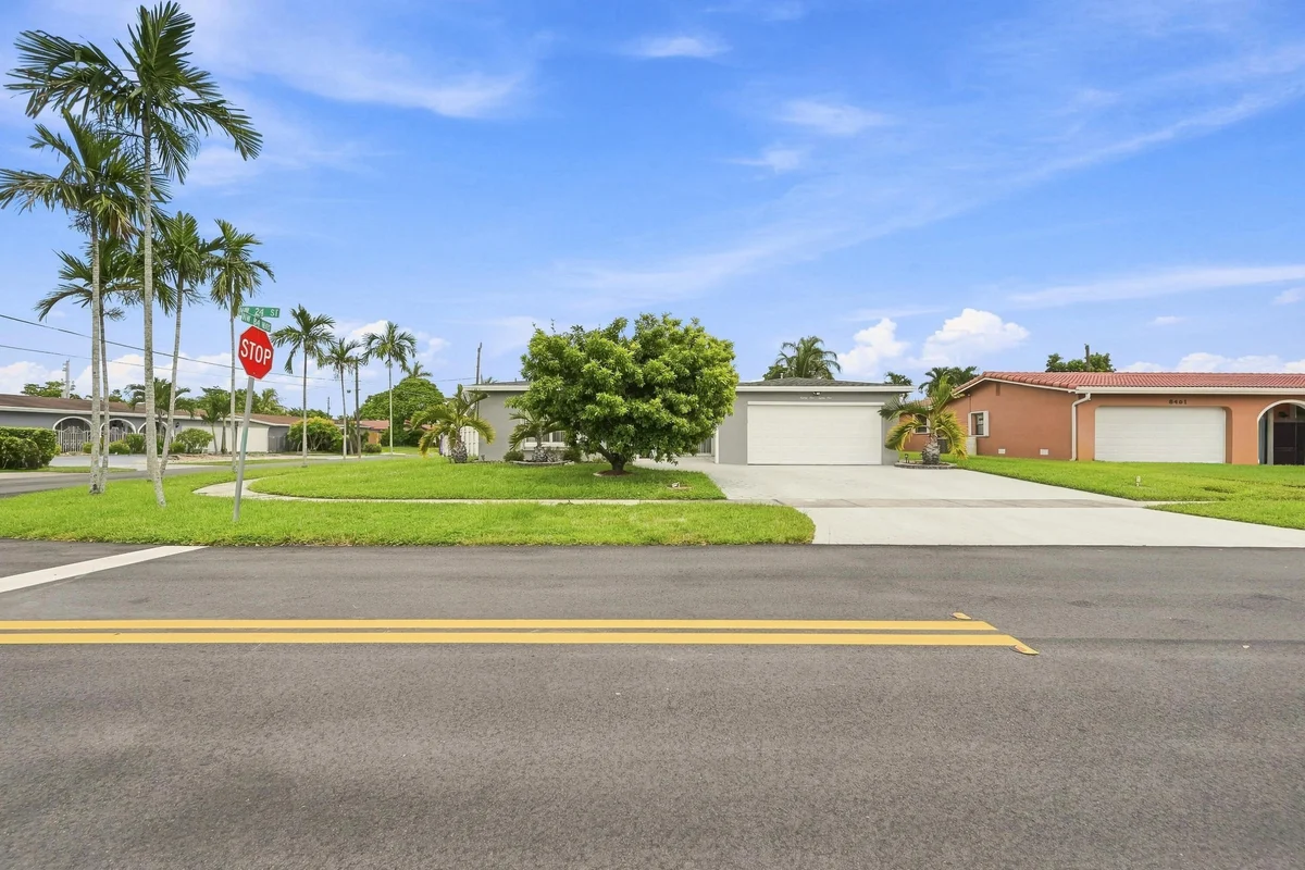 8481 NW 24th St, Sunrise: photo 1 of 35