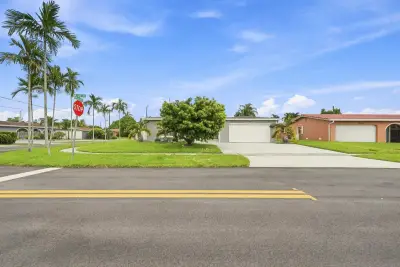 8481 NW 24th St, Sunrise: photo 1 of 35